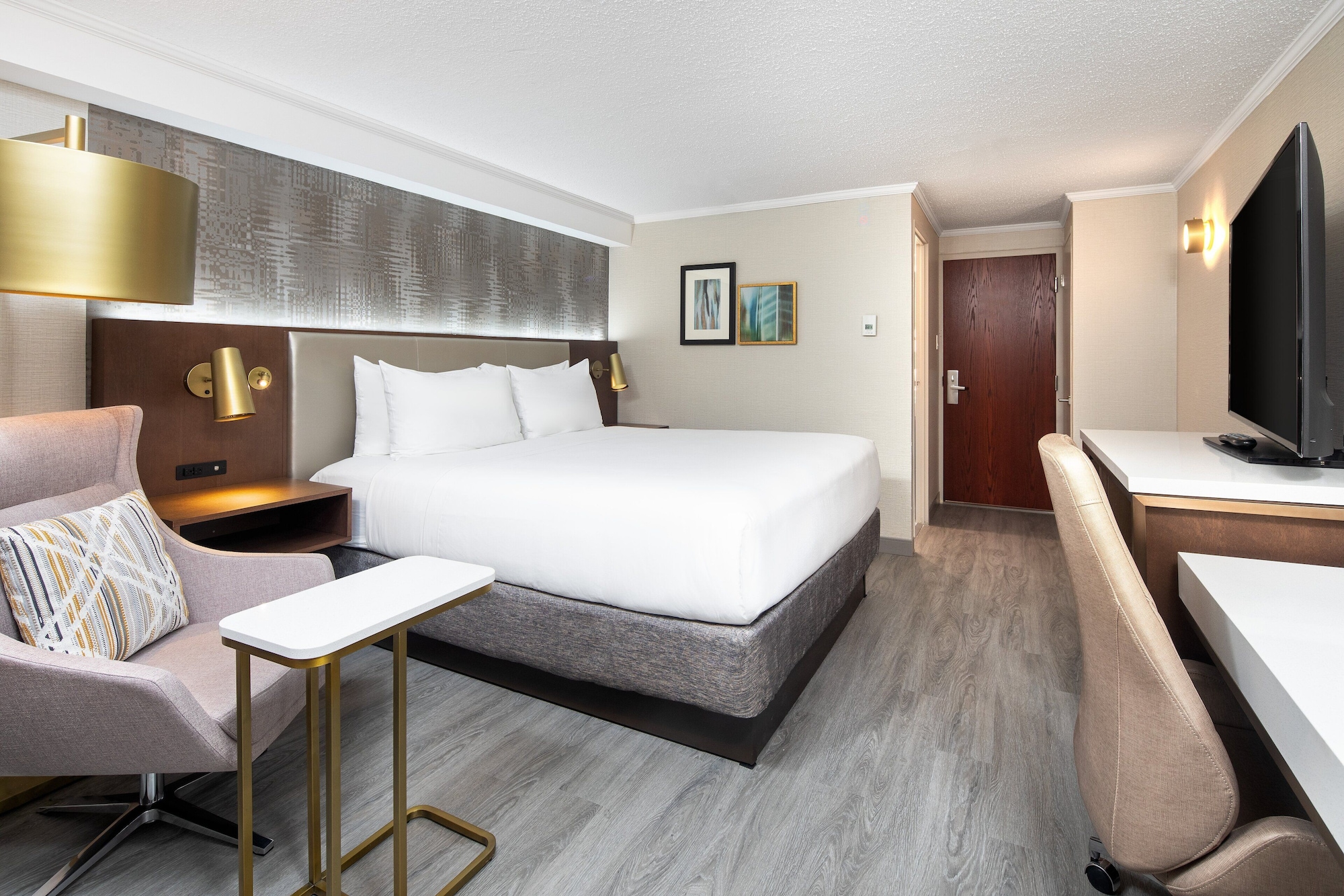 غرفة قياسية بسرير كينج، Crowne Plaza Toronto Airport 3/9