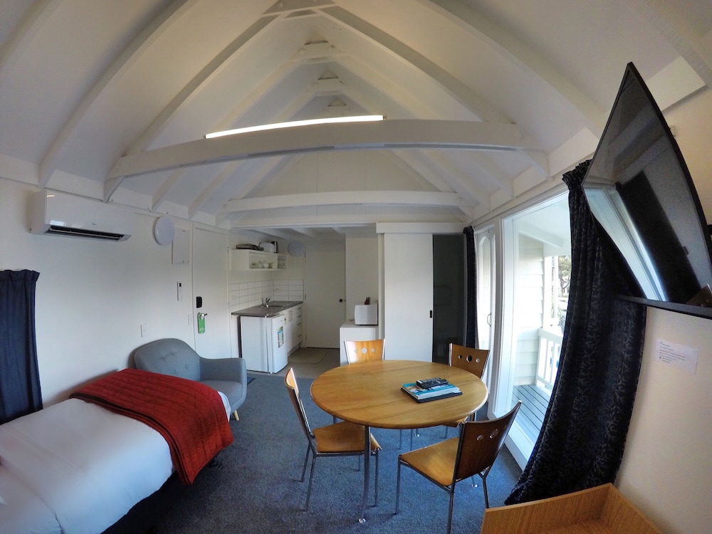 Colonial Village Motel 25/62