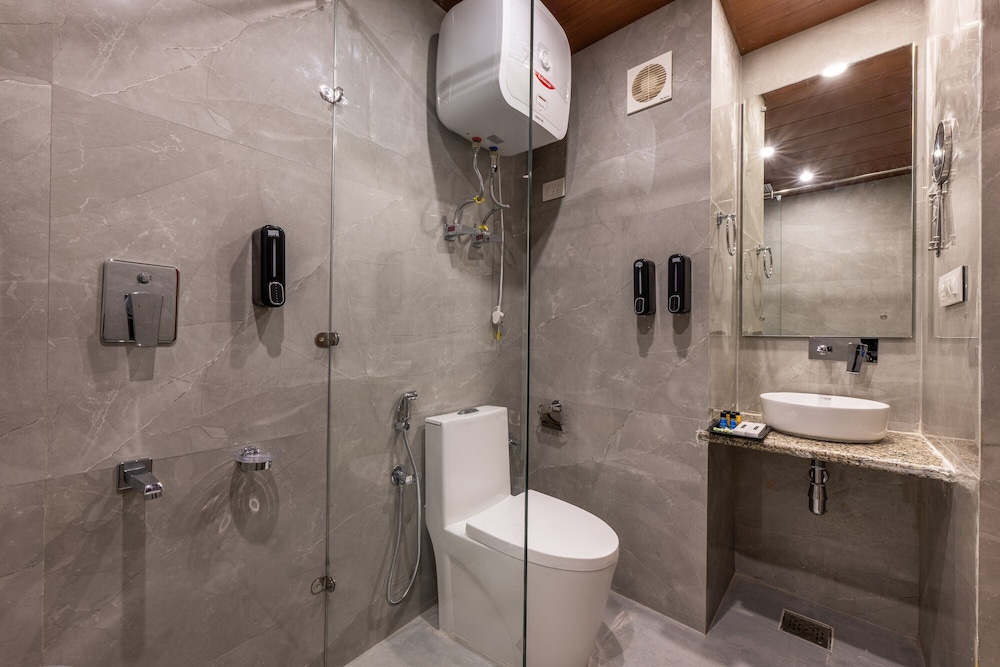 غرفة فاخرة بسرير كينج بإطلالة على الجبل بشرفة، Echor Himalayan Heights Luxe Manali 6/8