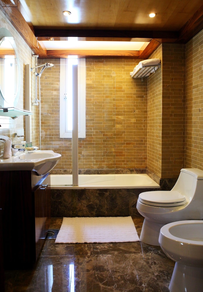 Lahoya Suites 15/50