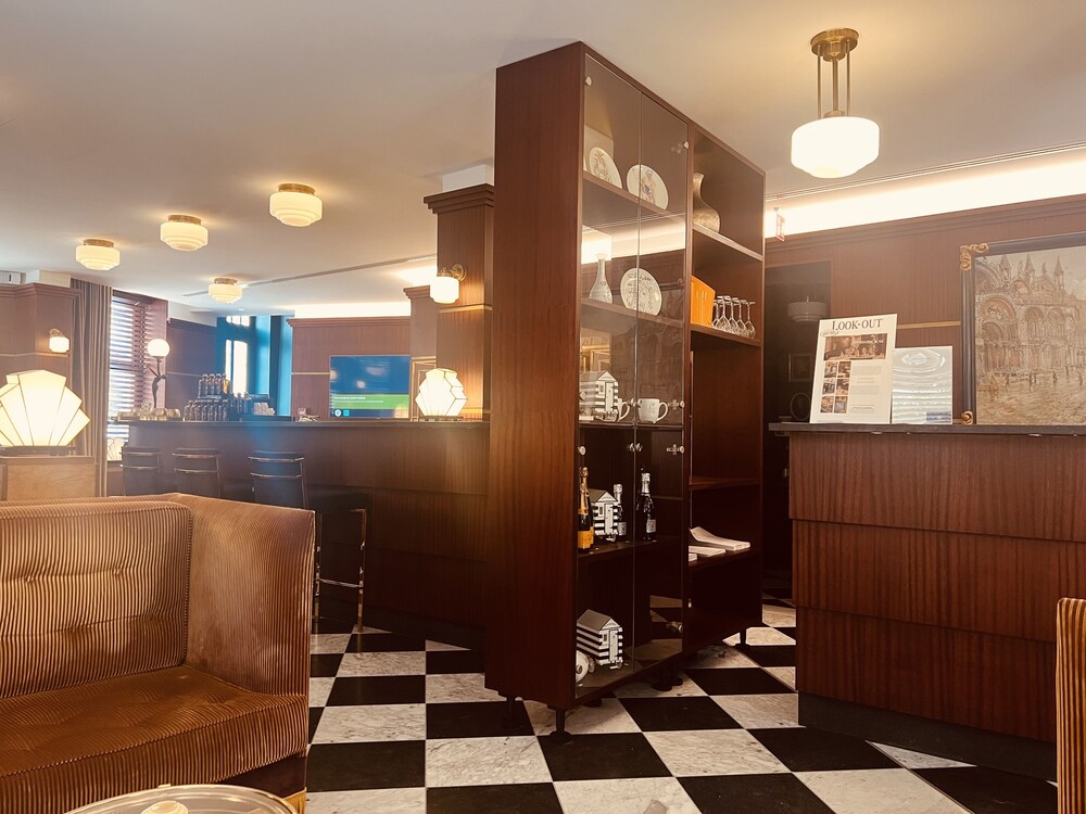 Gatsby Hotel 8/50