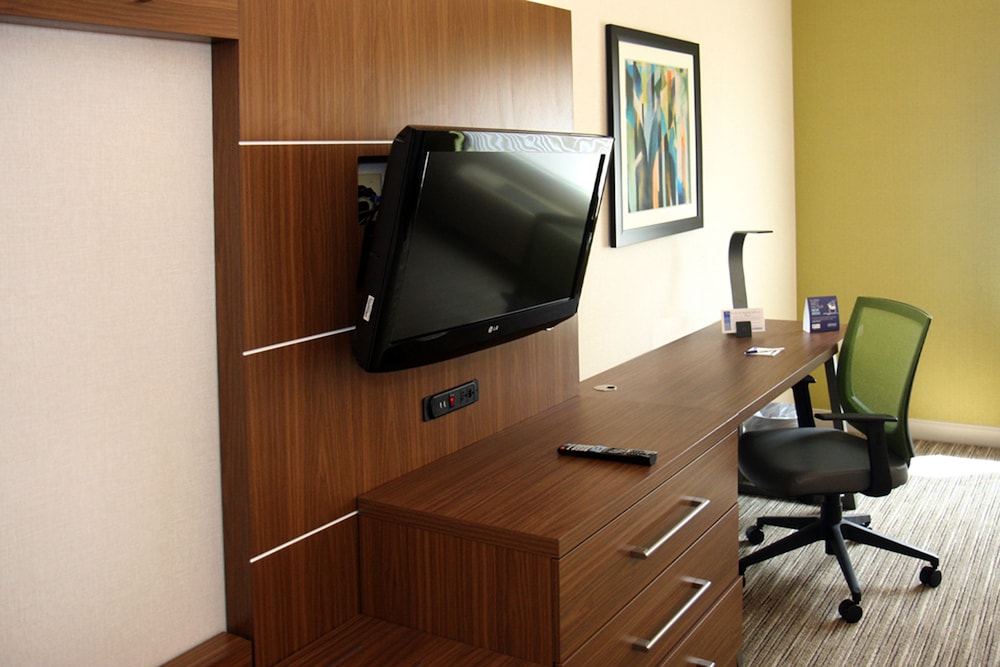 Holiday Inn Express Branford-New Haven 56/59