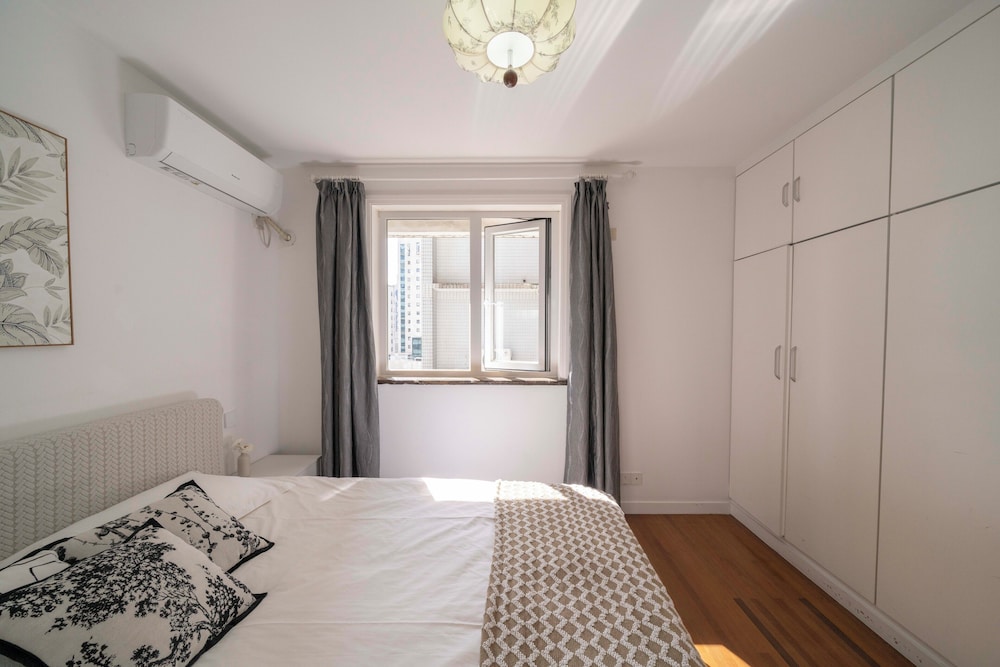 4 Bedrooms, Senior, Apartment, 3 Double Beds, 2 Queen Beds, City View, Bathtub