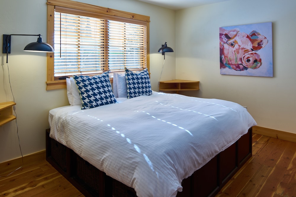 The Alpine House Lodge & Cottages 24/45