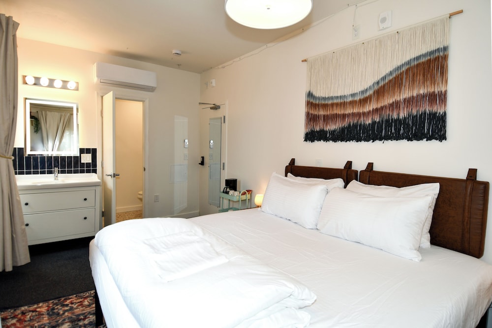 COZY, KING BED, REAR STREET VIEW, ANNEX