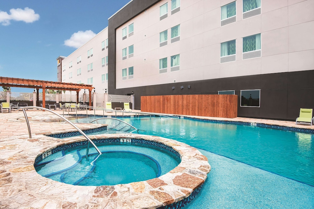 La Quinta Inn And Suites By Wyndham Mcallen Convention Center 5/56