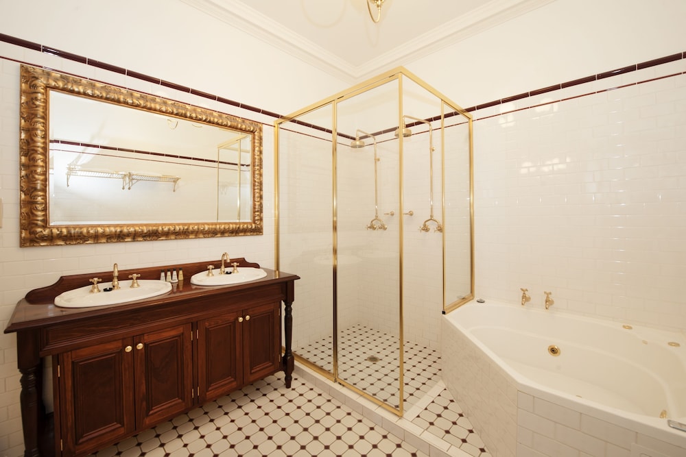 Cobb & Co Court Boutique Hotel 17/29