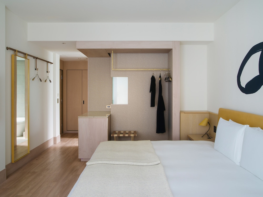 STUDIO, TWIN BEDS, CORNER