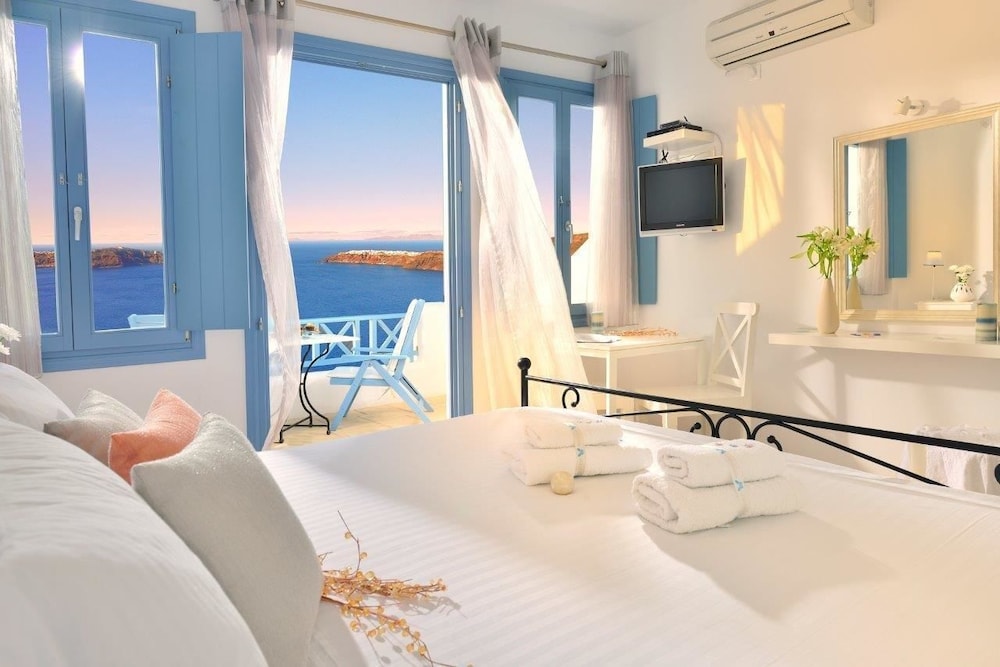 Absolute Bliss Imerovigli Suites 12/63