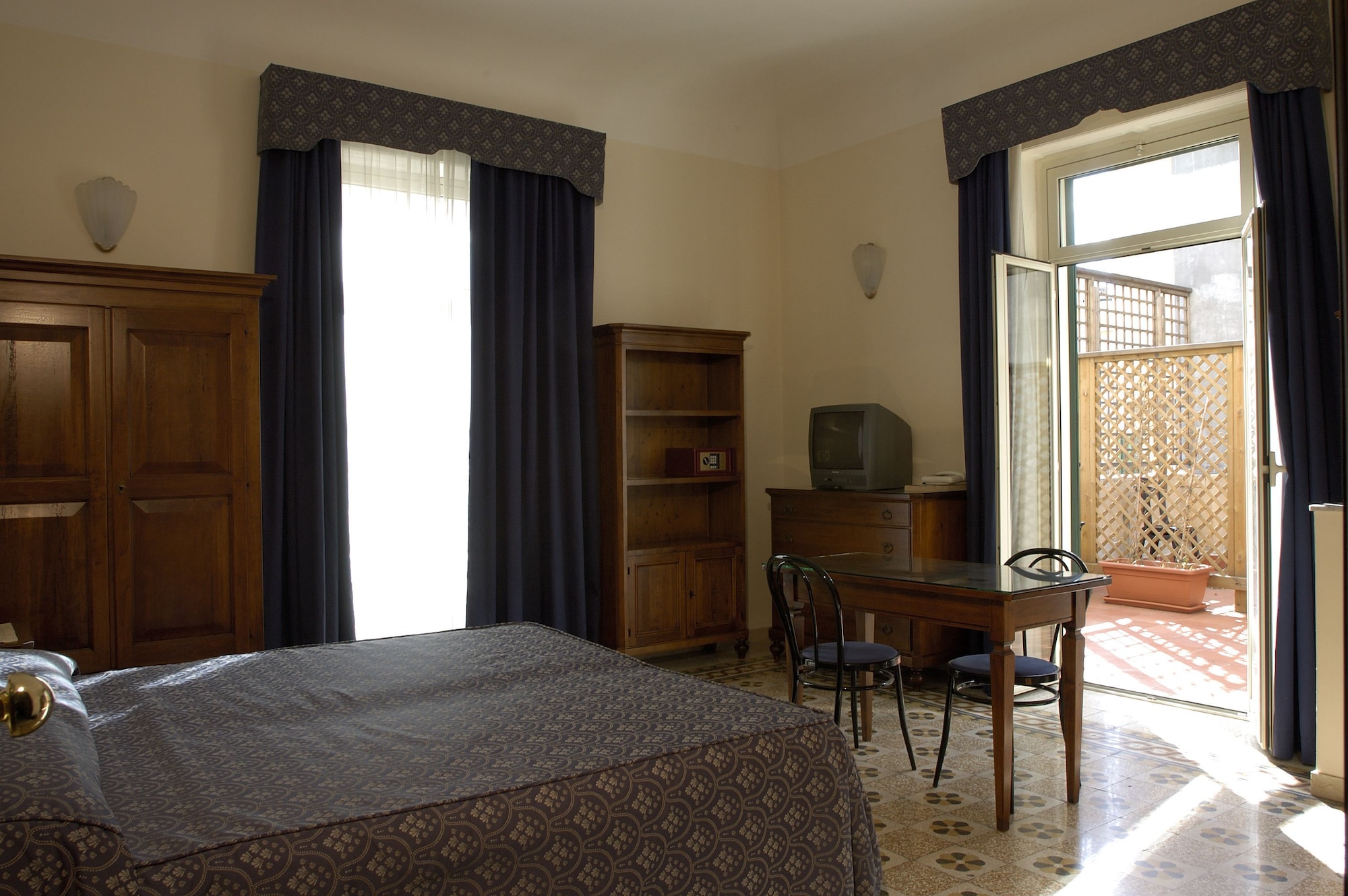 SUPERIOR, DOUBLE OR TWIN BED