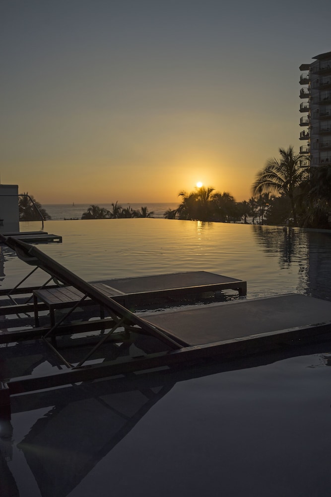 Alohilani Resort Waikiki Beach 63/67