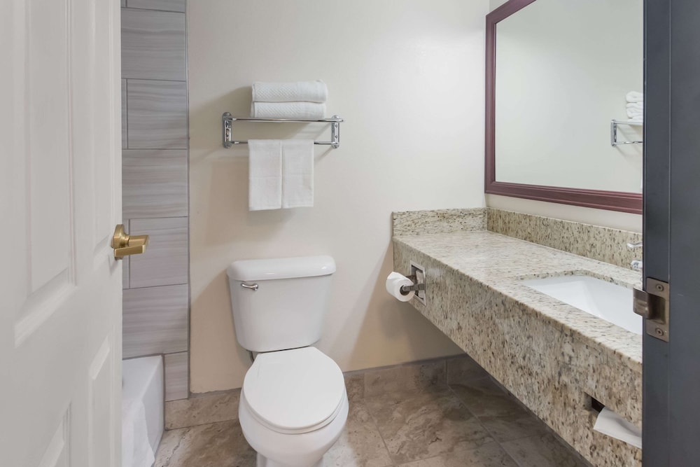 Quality Inn and Suites Airport West 15/57