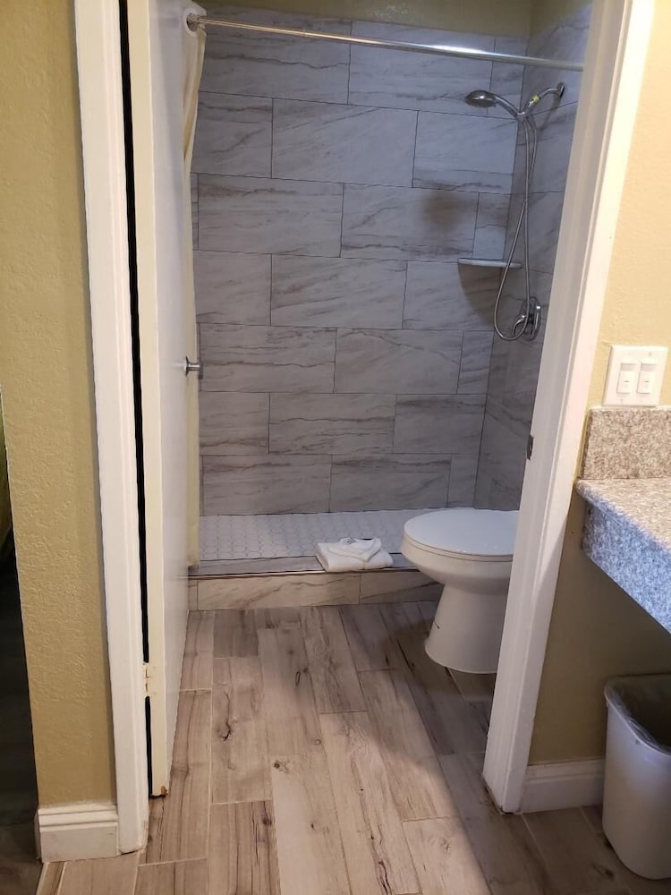 University Inn Fresno 35/48