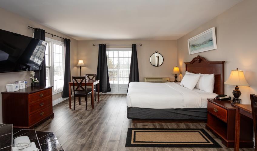 Suite, King Bed, Jetted Tub