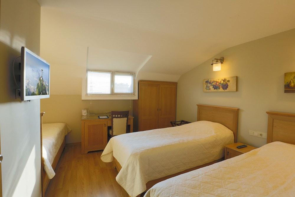 ECONOMY, TWIN BEDS