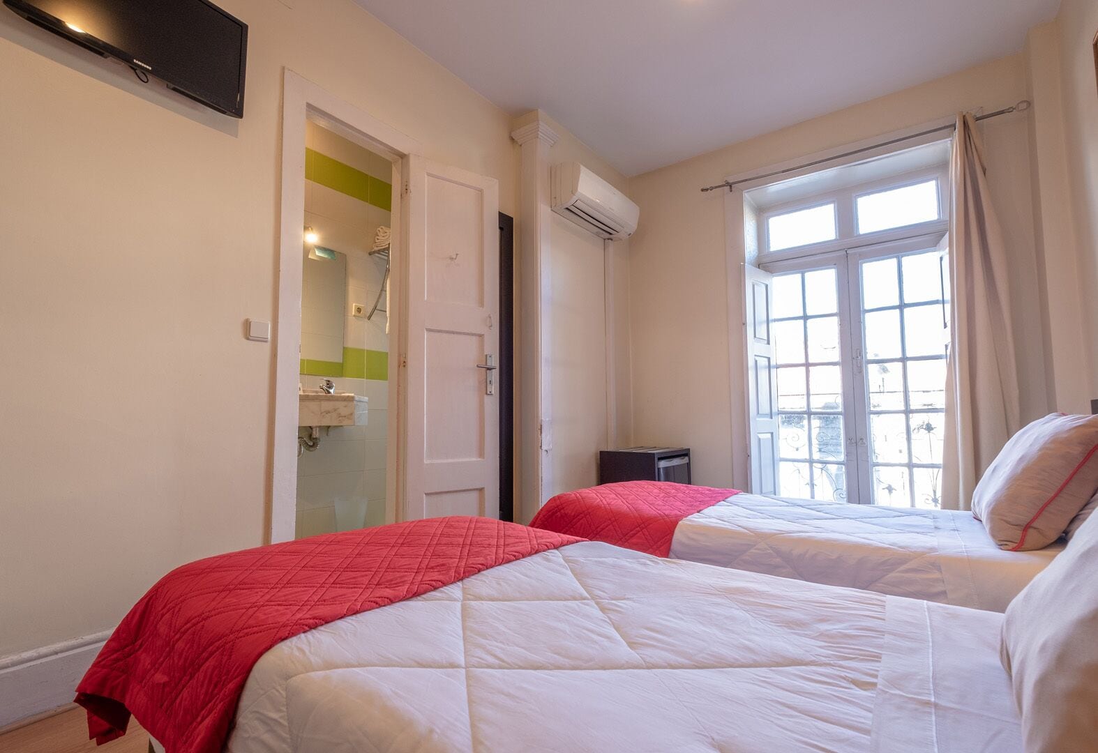 ROOM, TWIN BEDS