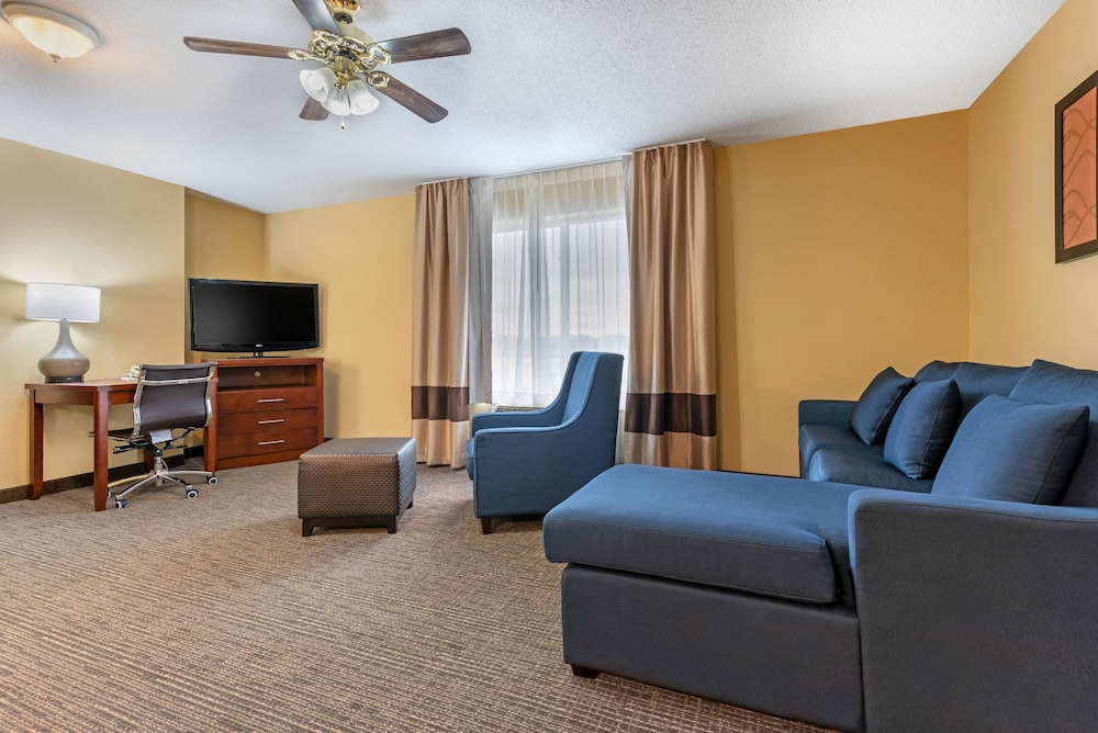 Comfort Suites Findlay I-75 near Sports Complex 23/31