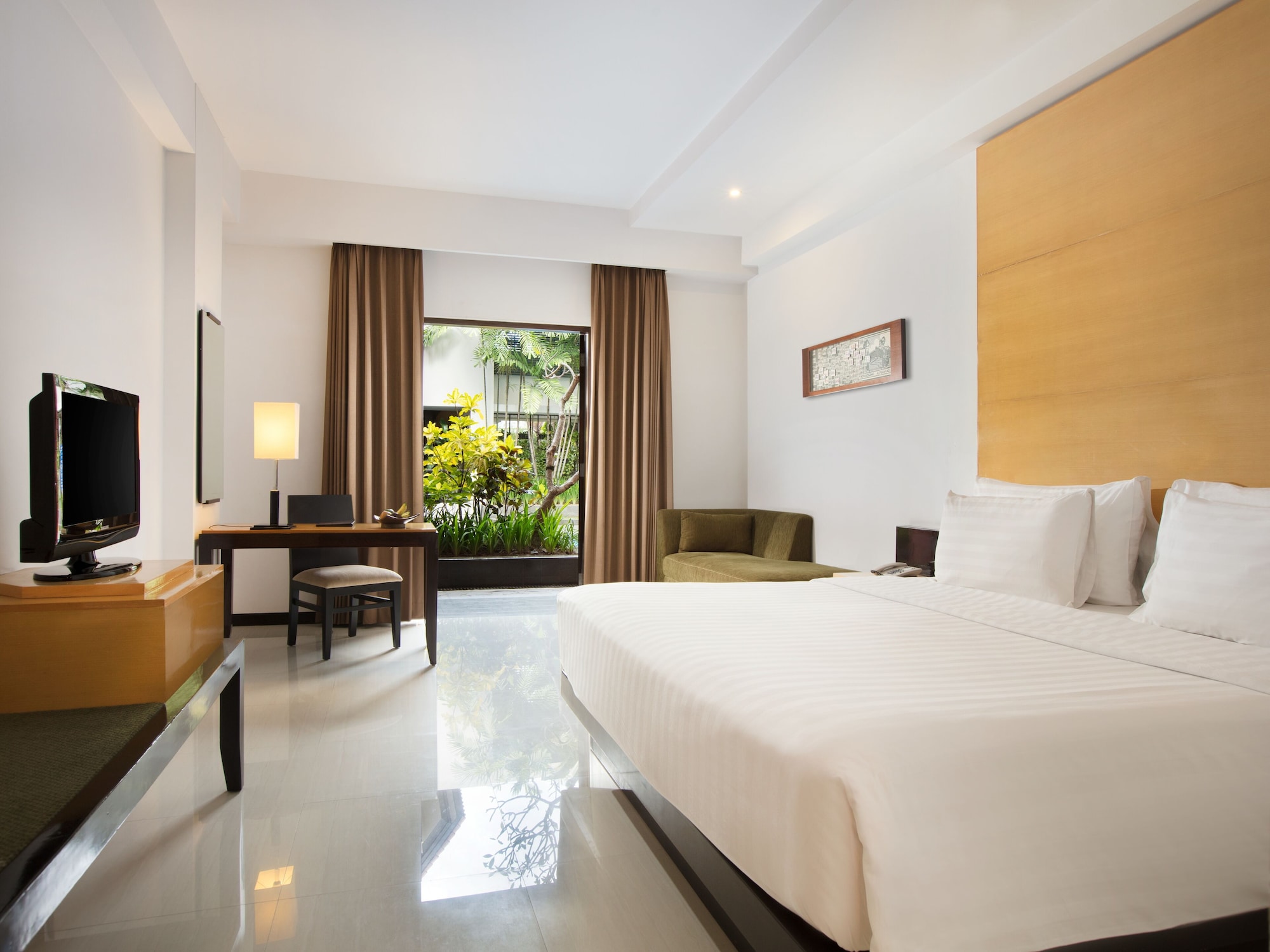 Premier, King Bed, Pool Access