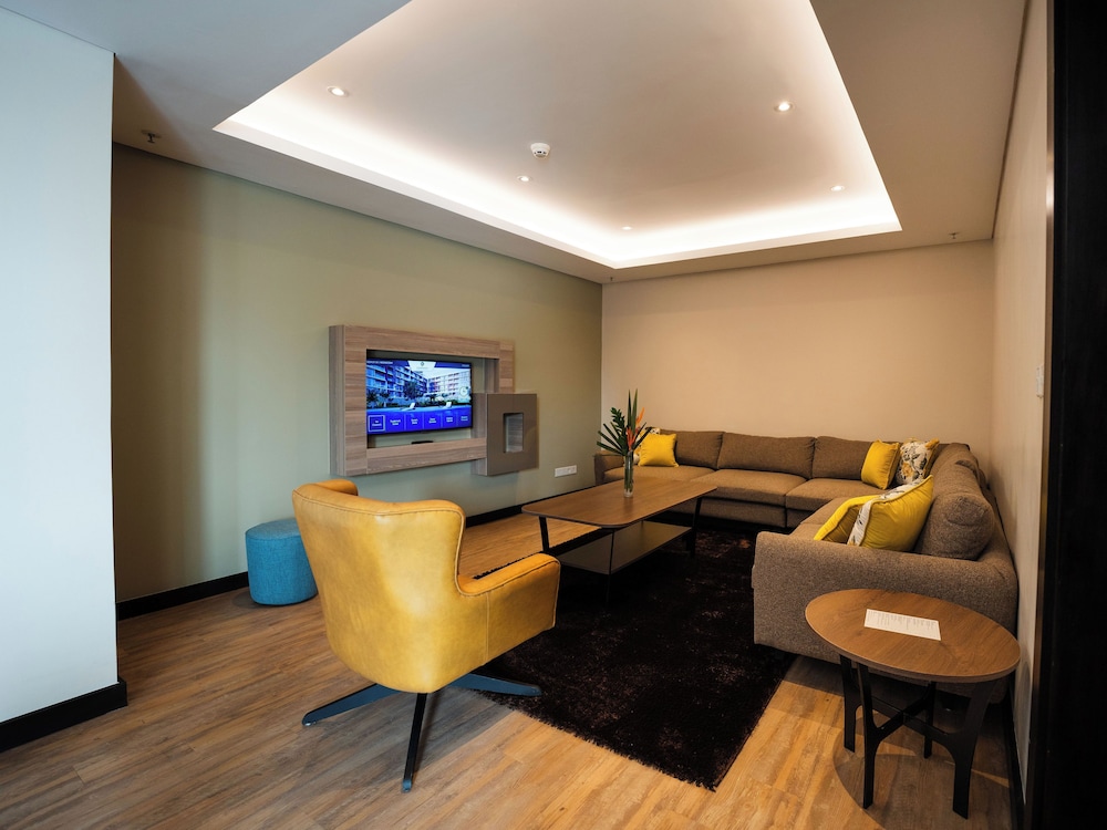 Trademark Suites at Enaki Town 35/60