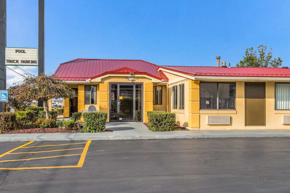 Econo Lodge Norwalk 2/28