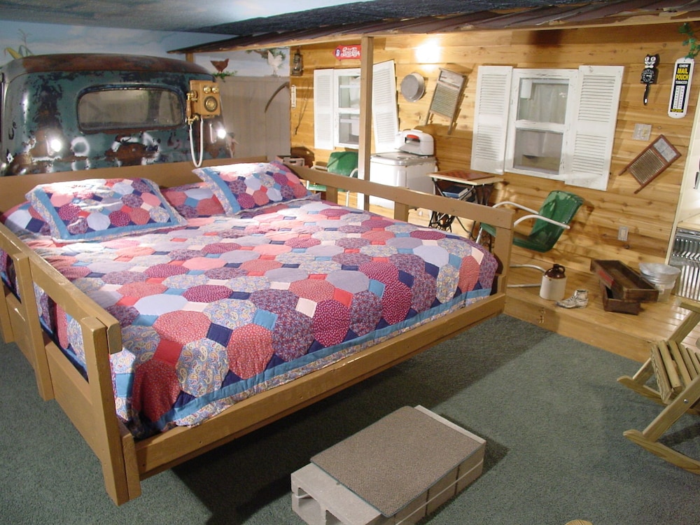 Wildwood Inn Tropical Dome & Theme Suites 10/74