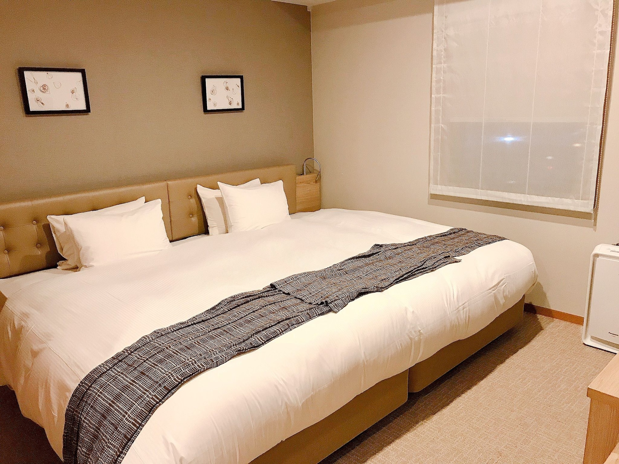 HOLLYWOOD, TWIN BEDS