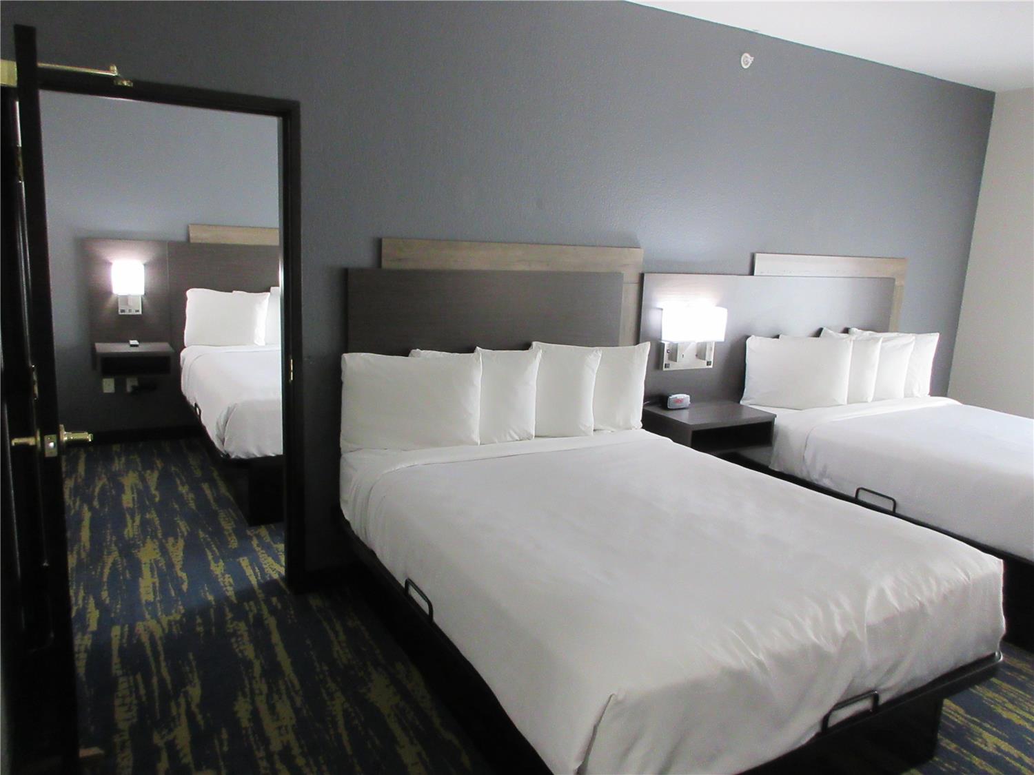 2 Rooms, Suite, 3 Queen Beds