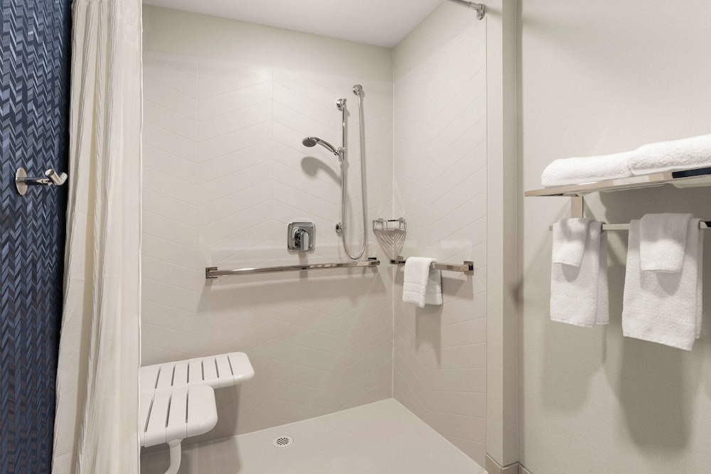 Room, King Bed, Accessible, Fairfield Inn & Suites by Marriott Seattle Downtown/Seattle Center 3/5