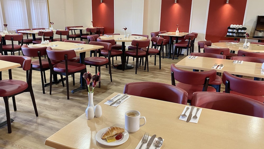 Russ Hill Hotel Gatwick 43/62
