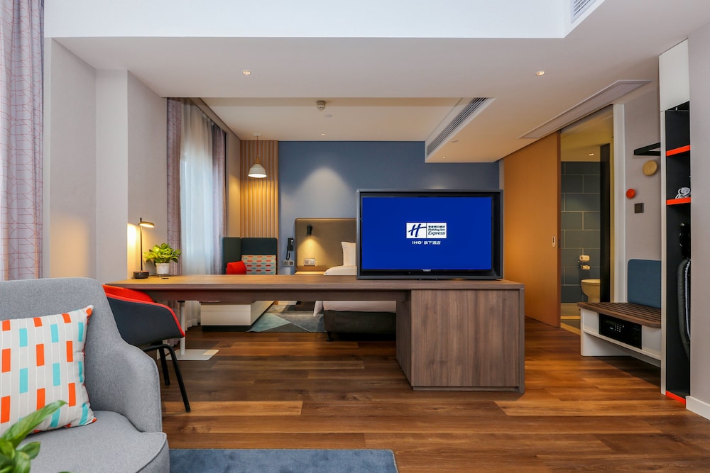 Holiday Inn Express Jingdezhen Taoxichuan 10/45