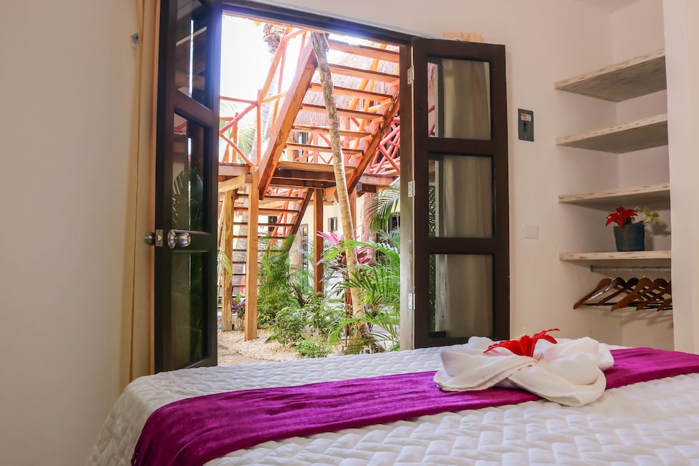 STANDARD, TRIPLE, GARDEN VIEW