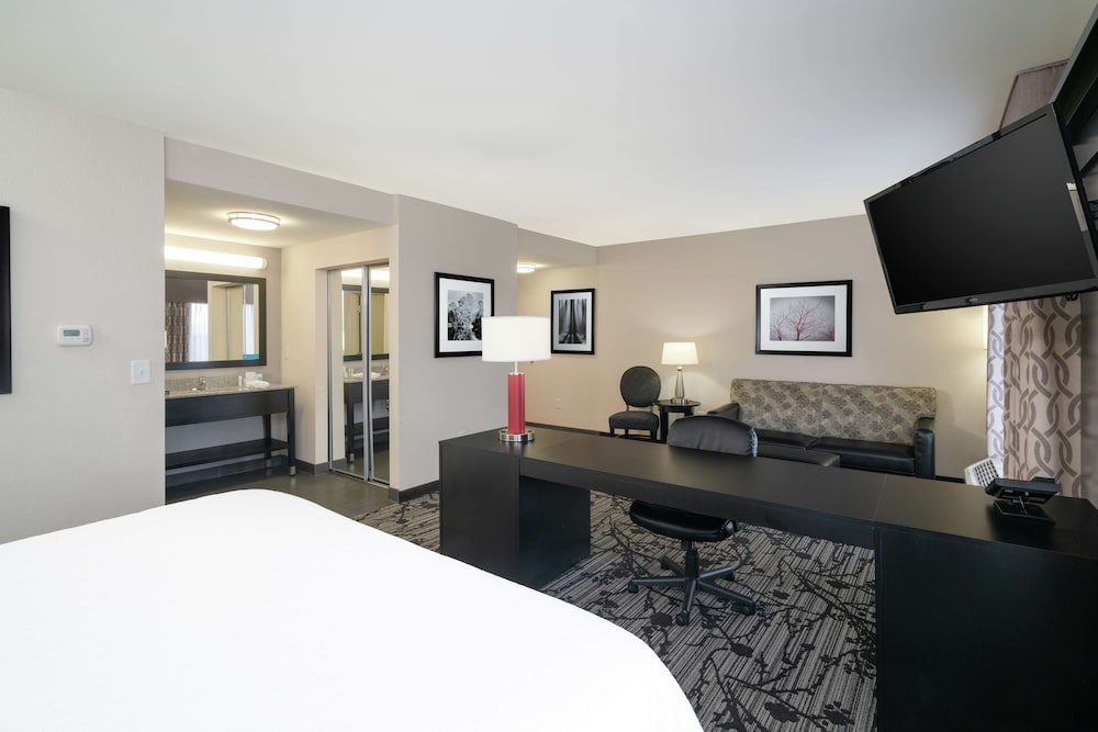 Hampton Inn And Suites Roanoke Airport 24/49