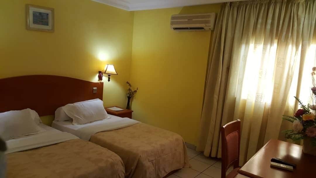 ROOM, TWIN BEDS