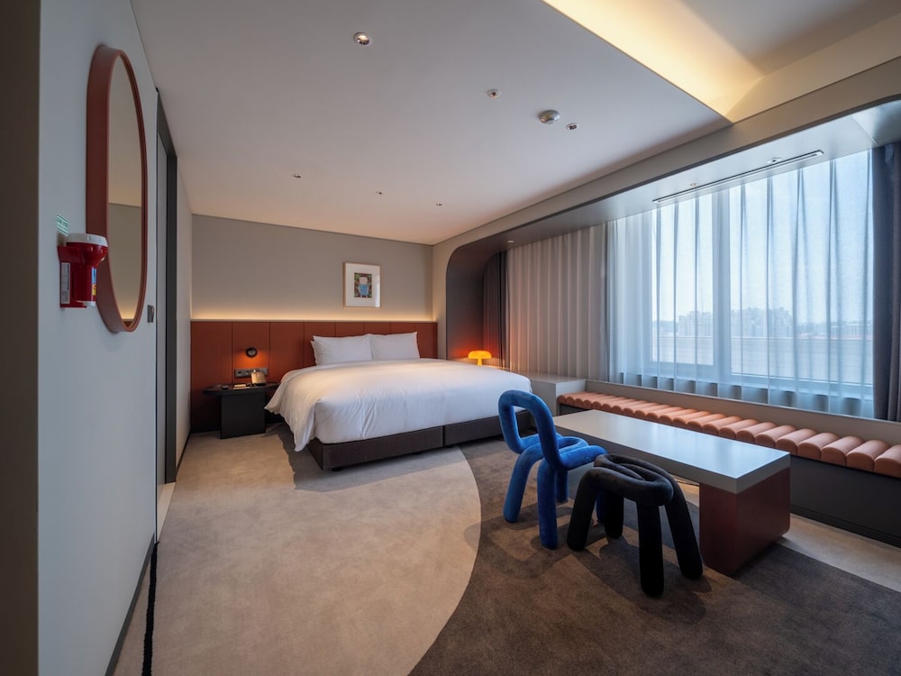Boutique, Fitness, King Bed, Infinity Pool, Sauna, Private Infinity Pool, Corner