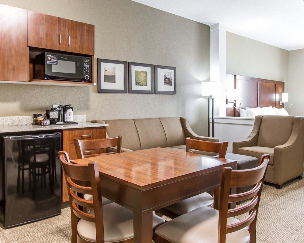 Comfort Suites West Omaha, NE 32/50