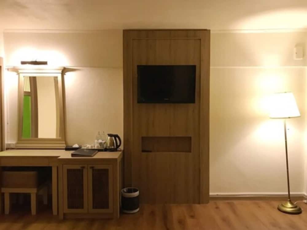 Nak Nakara Hotel 64/74