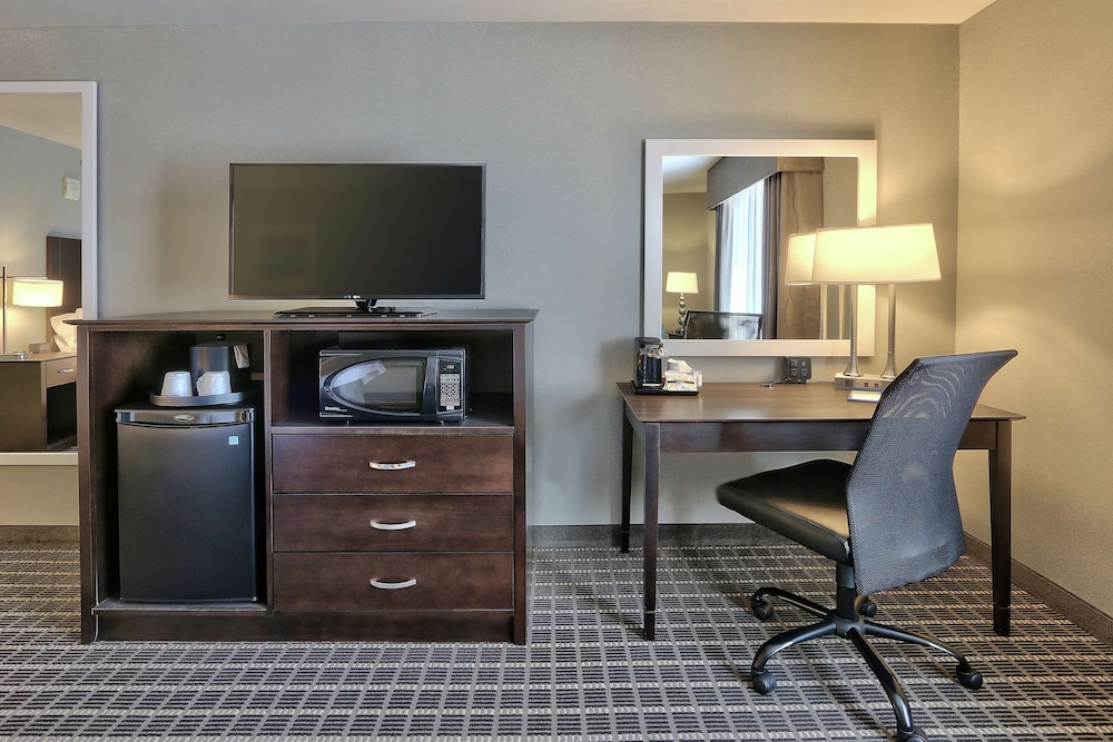 Hampton Inn Suites Albuquerque Airport 48/54