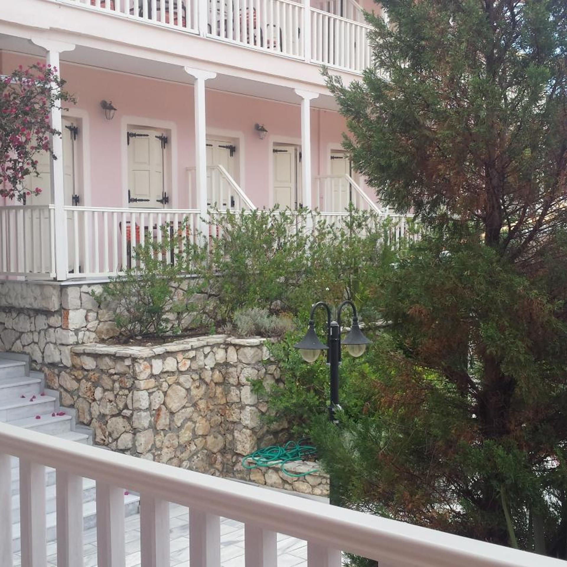Ionis Hotel 8/42