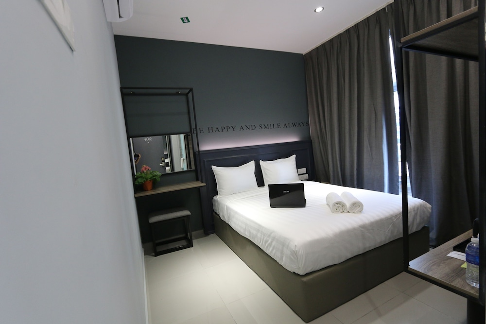 STANDARD, QUEEN BED