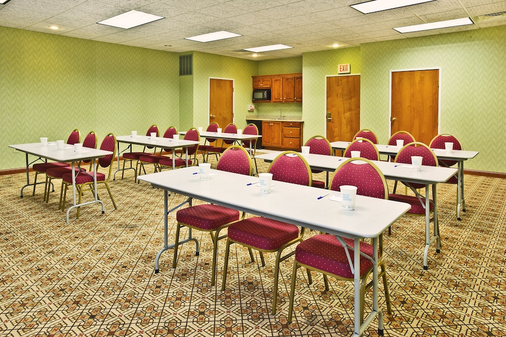 Holiday Inn Express Hotel Suites Goshen 64/75