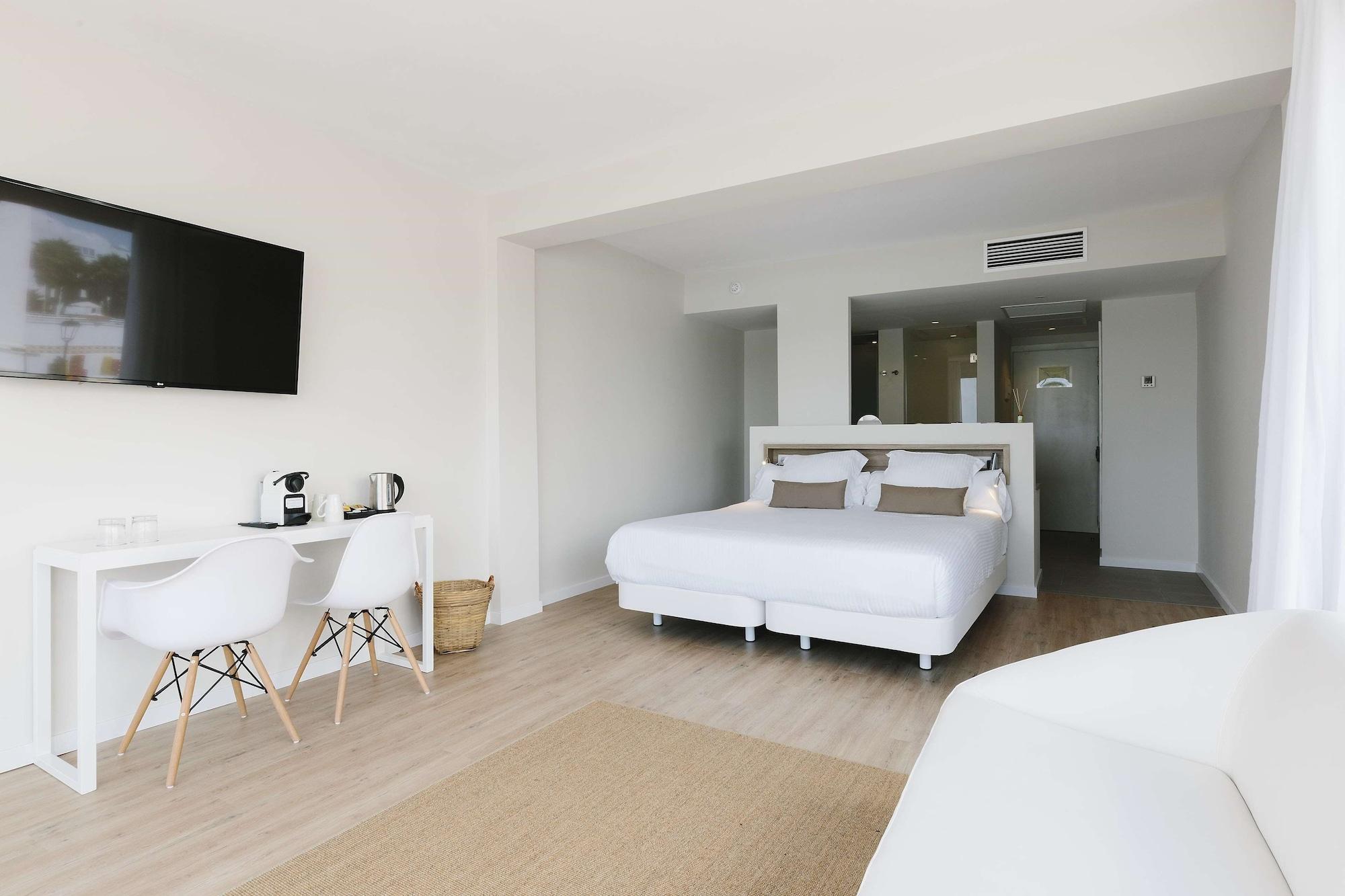 جناح جونيور مفرد بإطلالة على البحر بشرفة، AluaSoul Ibiza - Adults Only 3/8