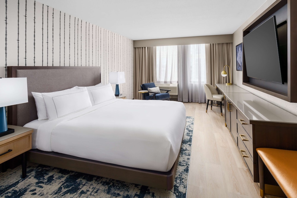 DELUXE, KING BED