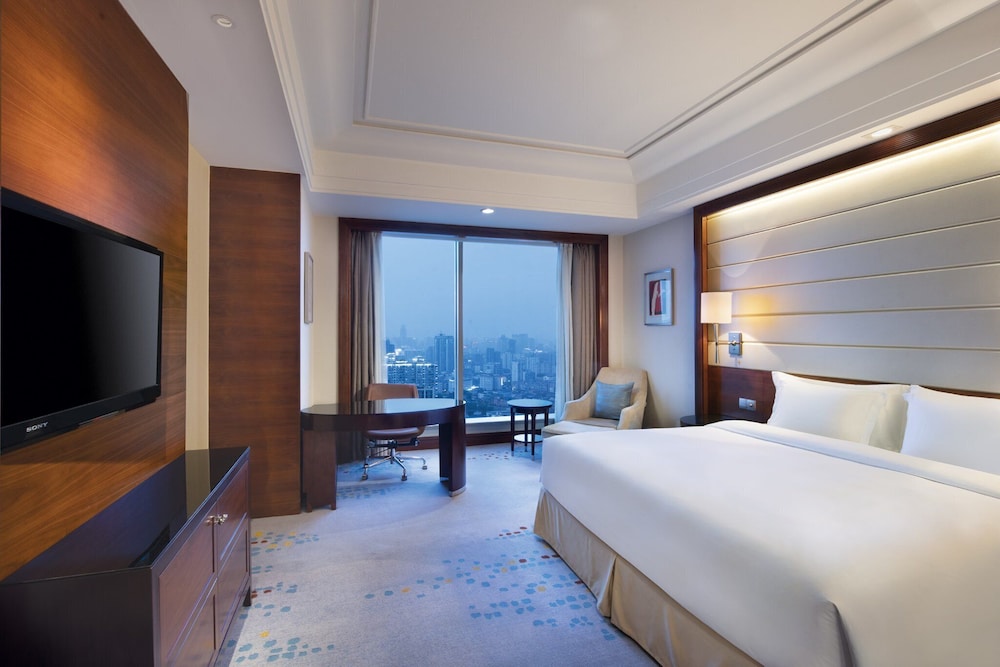 غرفة قياسية بسرير كينج مع دخول صالة النادي للمدخنين، Crowne Plaza Nanchang Riverside 3/6