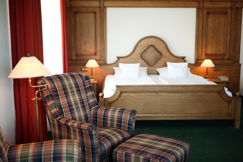 Maifeld Sport- Und Tagungshotel 6/50