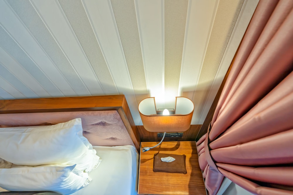 HERITAGE HOTEL KRONE 14/77
