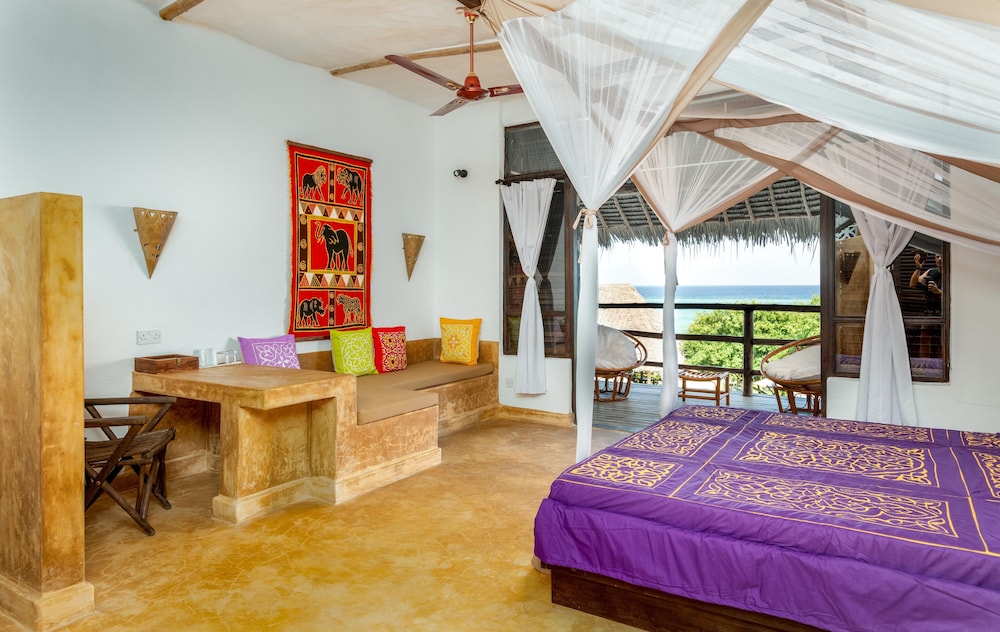 Sunshine Bay Hotel 5/50