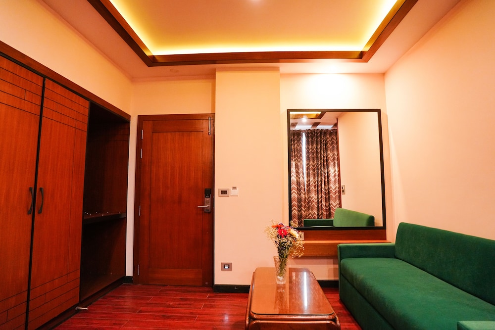 Orsino Resort Mall Road 34/46