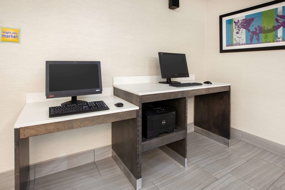 La Quinta Inn & Suites by Wyndham Cincinnati Airpt Florence 37/47