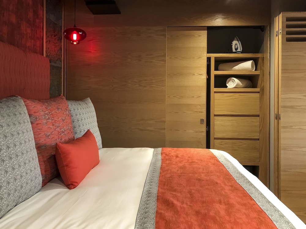 SUITE, DOUBLE BED, PARTIAL OCEAN VIEW, CORNER