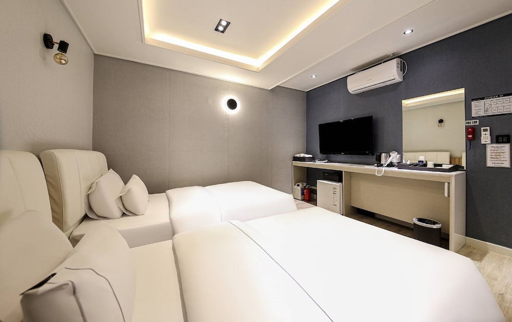 STANDARD, TWIN BEDS, CITY VIEW